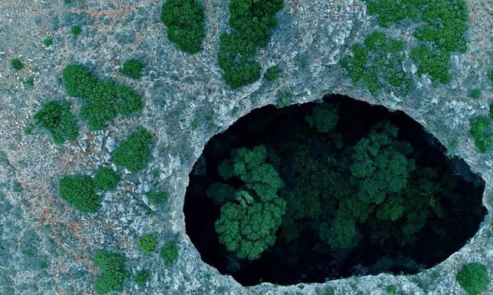 Η απόκοσμη «Μαύρη Τρύπα» της Μάνης έχει στο εσωτερικό της ένα μικρό δάσος